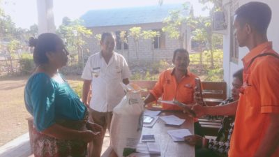 Ratusan Warga Desa Kletek Terima Bantuan Pangan,Kades Berharap Bisa Ringankan Beban Masyarakat