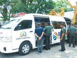 Korem 161/WS Terima Hibah 1 Unit Mobil Ambulance Toyota Type Hiace dari BRI