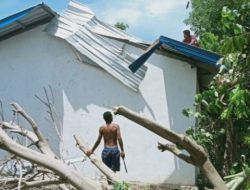 Dihantam Angin Puting Beliung Kantor Desa Sikun Mengalami Kerusakan
