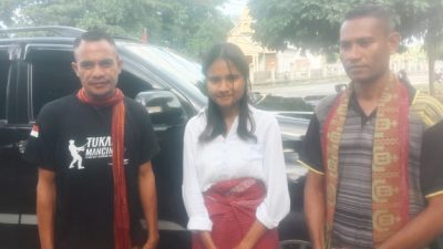 Ketua Komsar Wewiku bersama Sekretaris dan salah satu anggota usai tatap muka bersama SBS di rumah Haitimuk,Selasa 7/5/2024.