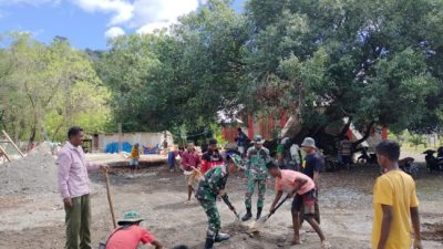 Pos Aplal Satgas Yonkav 6/Naga Karimata Bantu Masyarakat Bangun Rumah Pastor