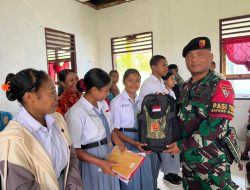 Apresiasi Kepada Siswa Berprestasi, Satgas Yonkav 6/Naga Karimata Berikan Tas Untuk Siswa di Perbatasan 