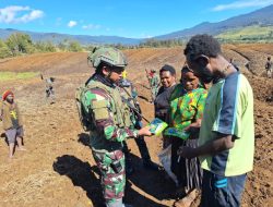 Satgas Yonif 323 Buaya Putih Bagikan Bibit Tanaman Kepada Warga 