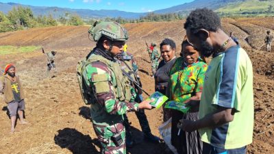 Satgas Yonif 323 Buaya Putih Bagikan Bibit Tanaman Kepada Warga