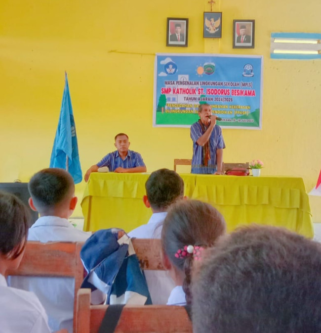 Ketua Komite SMPK St Isodorus Besikama Charolus Kallau saat memberikan materi MPLS kepada peserta didik baru.isth