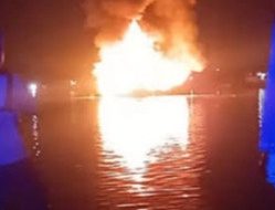 Insiden Kebakaran Kapal Minyak TRANS FLORETI di Pelabuhan Larantuka