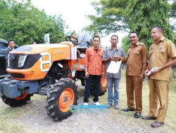 Wabup Nagekeo Serahkan Alsintan untuk Petani, Wujudkan Swasembada Pangan Tanpa Impor