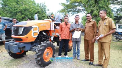 Wabup Nagekeo Serahkan Alsintan untuk Petani, Wujudkan Swasembada Pangan Tanpa Impor