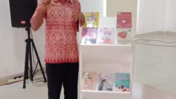 Guru Thomas Swalar: Literasi Menyulam Harapan di Langit Lembata