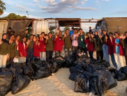 Aksi Clean Up Pantai Warna Oesapa dalam Rangka World Cleanup Day 2025
