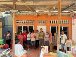 Filmon Loasana Bagi Kasih untuk Balita dan Lansia NTT