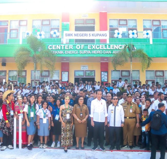 jokowi smkn 5 kupang 1392x1324 1 768x730 1