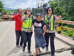 Polwan Polda NTT Evakuasi Ibu Hamil Melewati Jembatan Ambruk di Naibonat