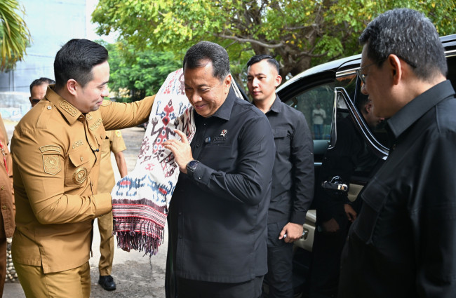 Wali Kota Kupang, dr. Christian Widodo saat menerima kunjungan Wakil Menteri Pendayagunaan Aparatur Negara dan Reformasi Birokrasi (PANRB), Komjen Pol. (Purn) Purwadi Arianto di Mall Pelayanan Publik Kota Kupang, Selasa (12/5/2026)