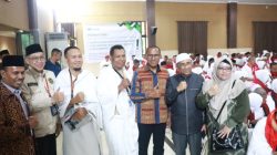 Wagub Johni Asadoma Lepas Jemaah Haji NTT Kloter 80 dan 81 di Surabaya