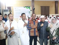 Wagub Johni Asadoma Lepas Jemaah Haji NTT Kloter 80 dan 81 di Surabaya