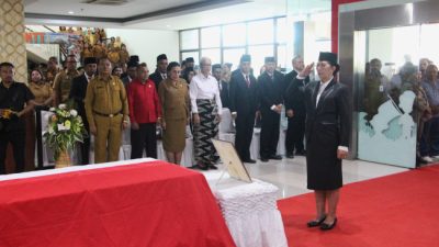 Pemprov NTT Gelar Upacara Kedinasan Pelepasan Jenazah Almarhum Alexander Koroh