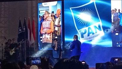 Pasha Ungu Duet Veri Klau, “Lu Kenal Veronika Ko” Goyang Panggung Pelantikan DPW & DPD PAN se-NTT