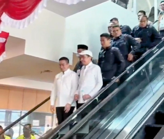 Jati Diri Jokowi Terpancar Lewat Kemeja Putih dan Topi Putih 1 Screenshot 20260731 1622502