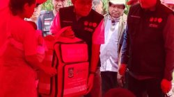 Malam di Poka, Gubernur Melki Serahkan Bantuan untuk Warga Terdampak Gempa 