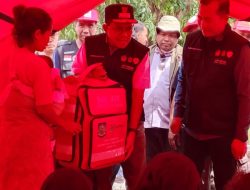 Malam di Poka, Gubernur Melki Serahkan Bantuan untuk Warga Terdampak Gempa 