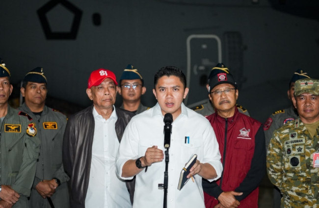 Seskab Teddy dan Mensos Berangkatkan 5 Pesawat Bawa 65 Ton Bantuan ke NTT 1 IMG 20260820 174723