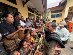 Tinjau Kondisi Warga Terdampak Gempa Flores, Wagub Johni Asadoma Serahkan Bantuan di Ende