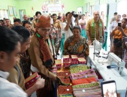 Lewat Dasa Cita, Gubernur Melki di TTU Serahkan 8 Mesin Jahit Industri dan Dorong Tenun Noebaun diolah Jadi Produk Bernilai Tambah 