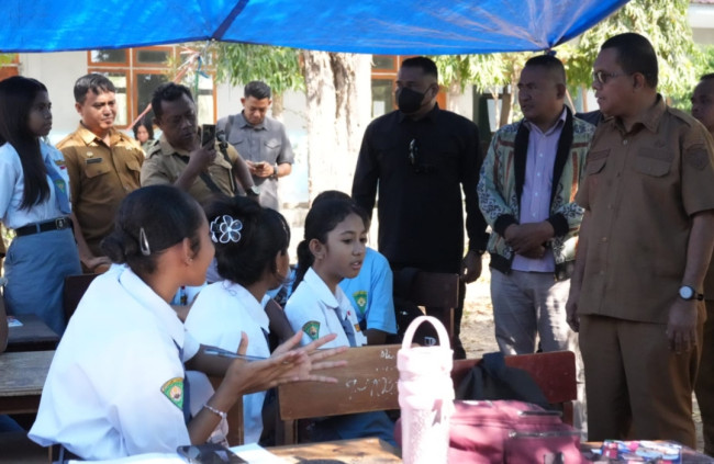 Di Tengah Tanggap Darurat, Pemprov NTT Pastikan Pendidikan Tetap Berjalan, Melki: “Lebih Baik di Sekolah daripada di Rumah, Ya” 1 IMG 20260909 161432